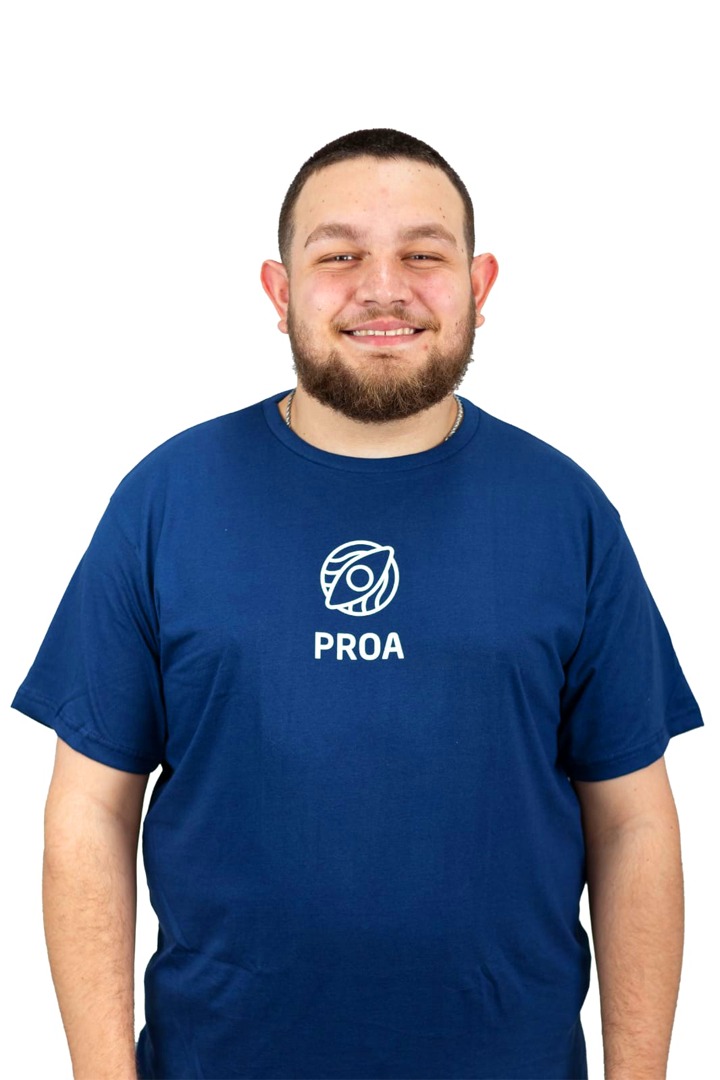 A imagem destaca um homem usando uma camiseta com a palavra PROA impressa nela.